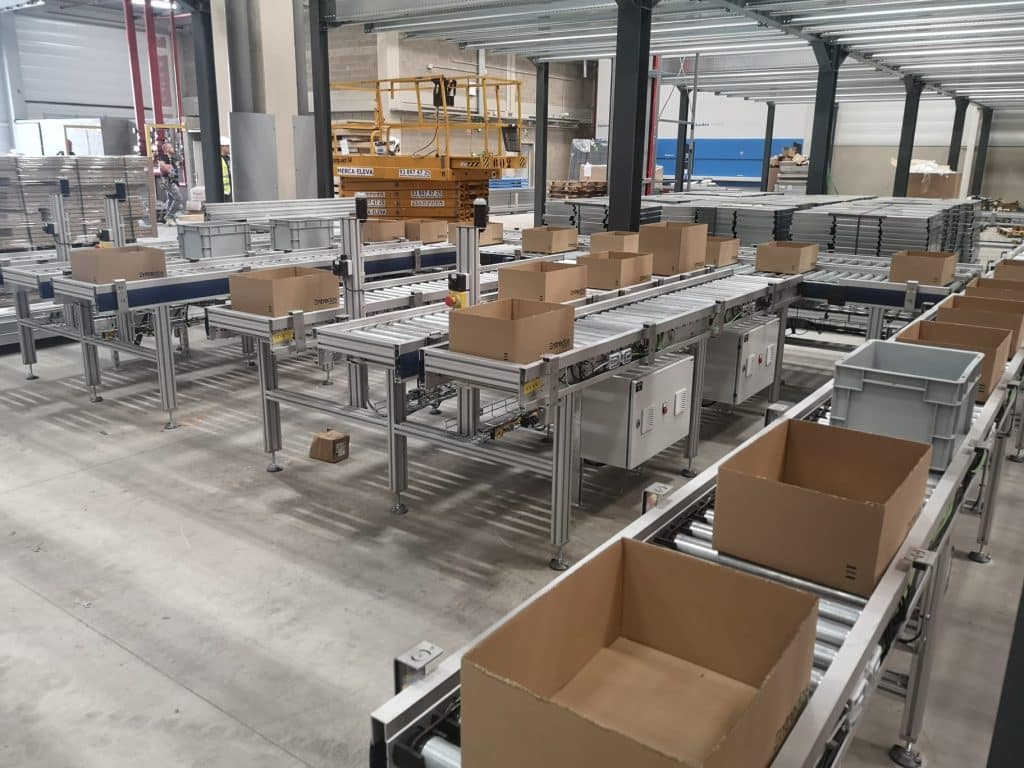 Our RCB roller conveyors in action, transport a large amount of cardboard boxes. This is a great example of conveyor belts for manufacturing and packaging.