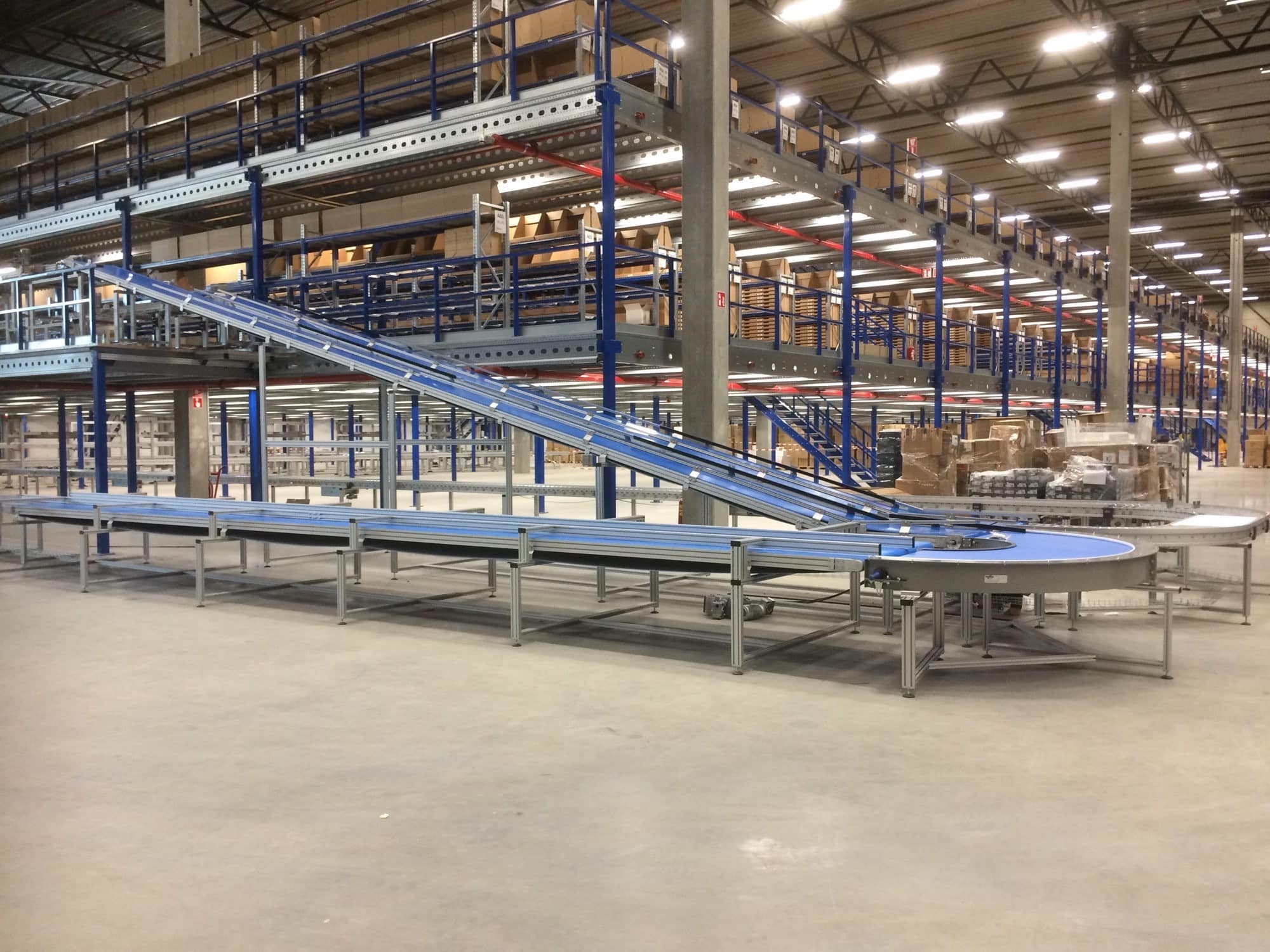These conveyor belts for machine manufacturers do not only bridge long distances, they also bridge height differences and make the best use of all available space.