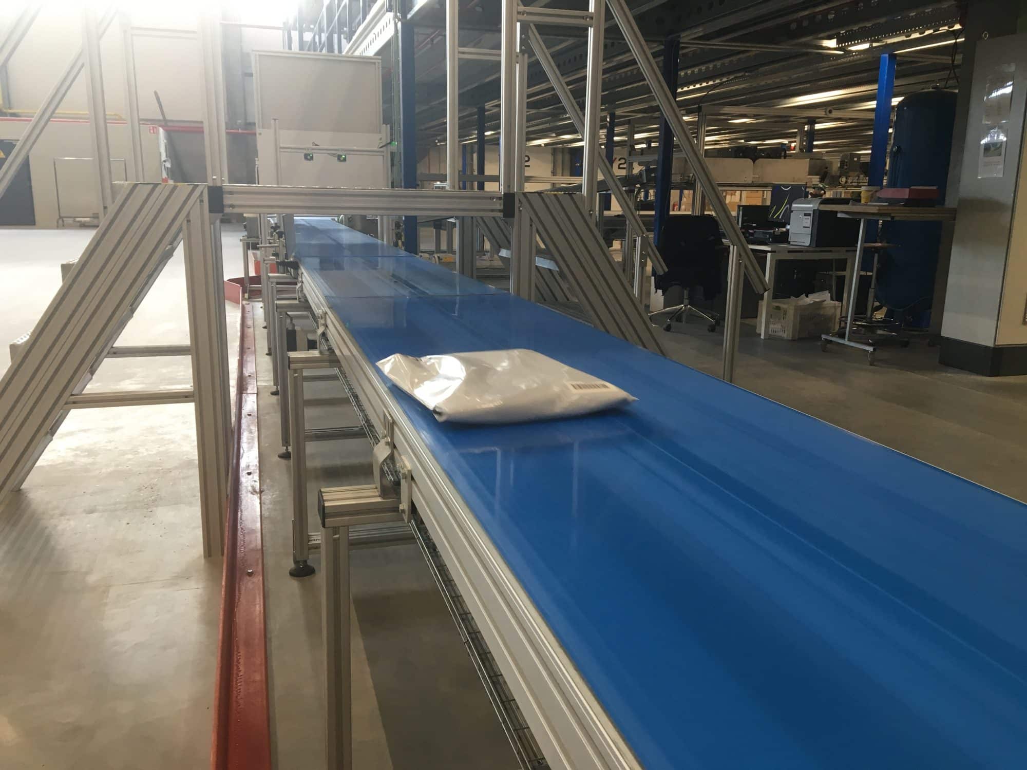 Ejemplo de cintas transportadoras para sacos de polietileno, utilizadas para transportar fácilmente sacos de polietileno por toda su fábrica o almacén.