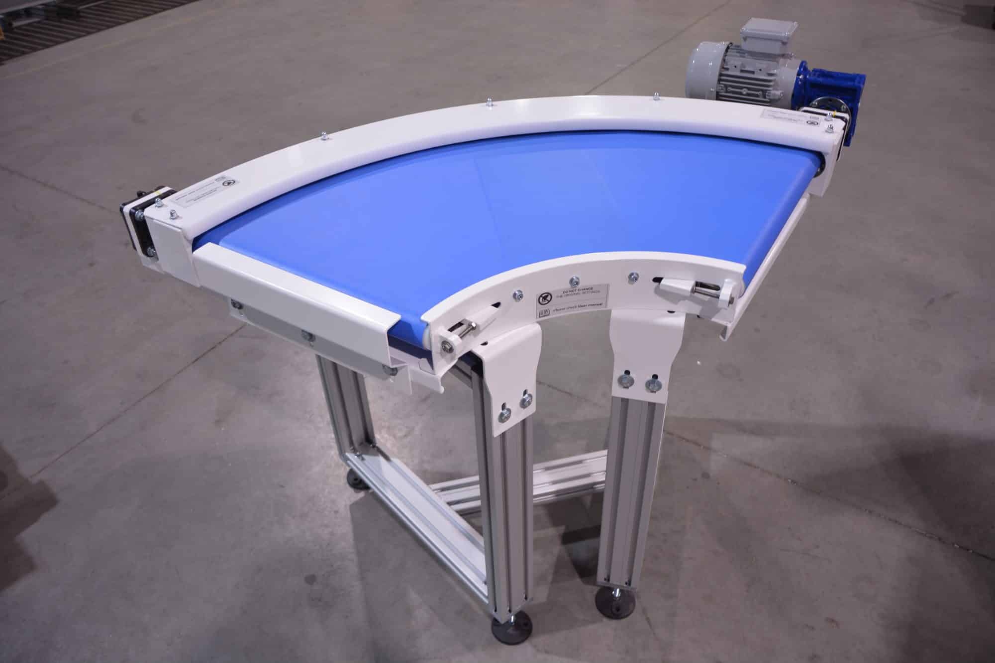Modular components can easily be combined with straight belt conveyors. This way you can easily set up your ideal curved belt conveyors.