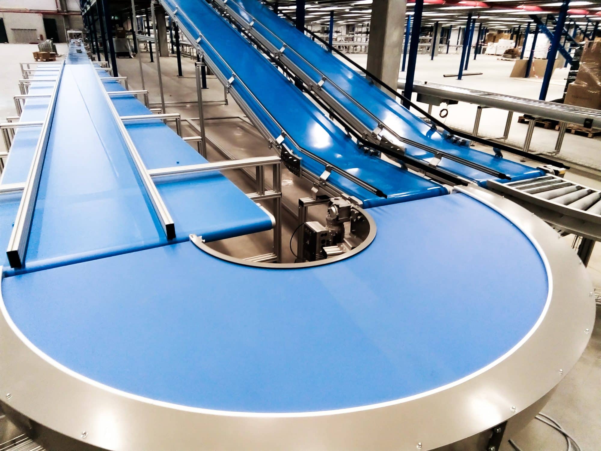 Curved conveyor belts are perfect to change the direction of your product flow or to optimize your space.
