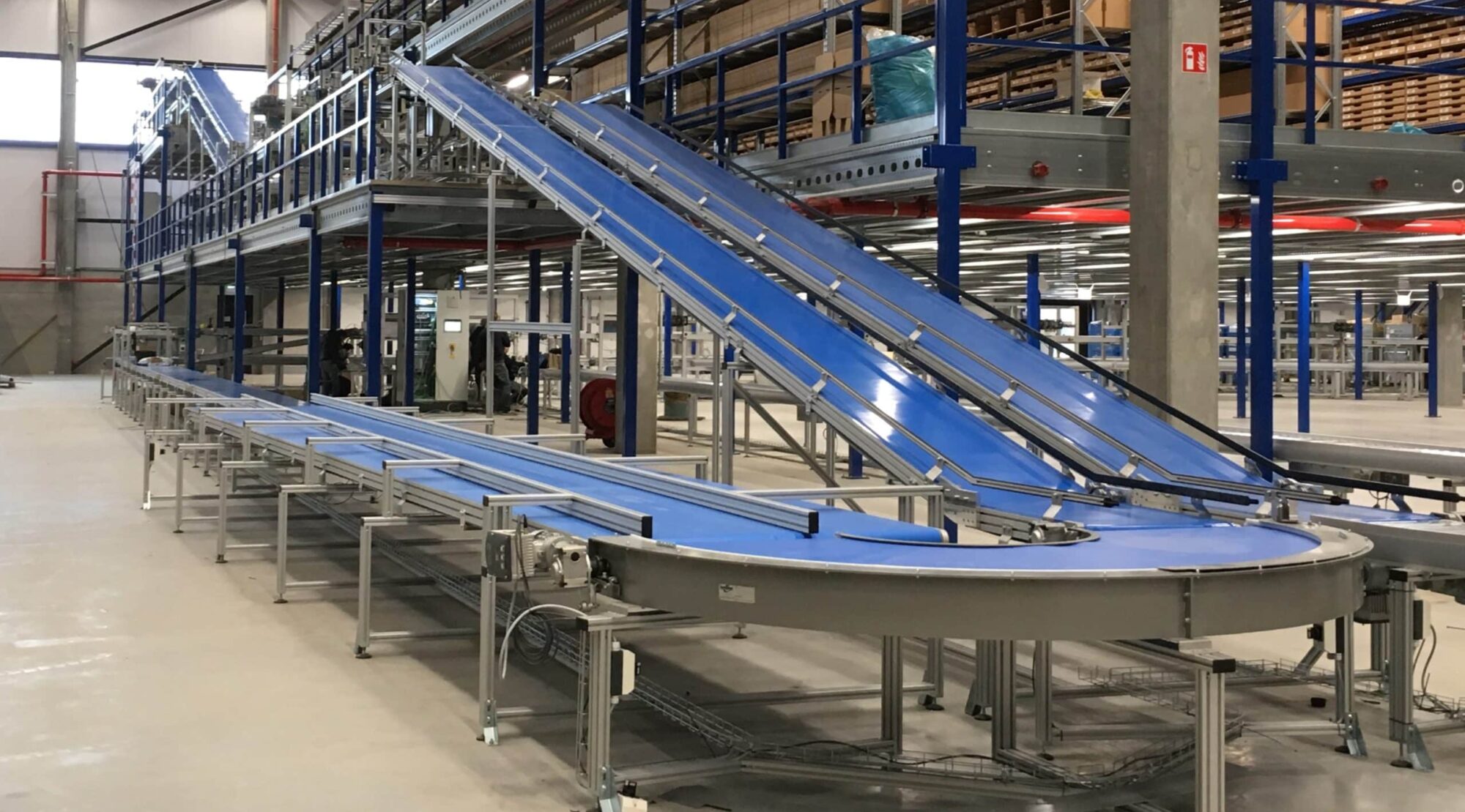 This is an example of an Easy Conveyors conveyor belt that makes a curve and can bridge level differences.