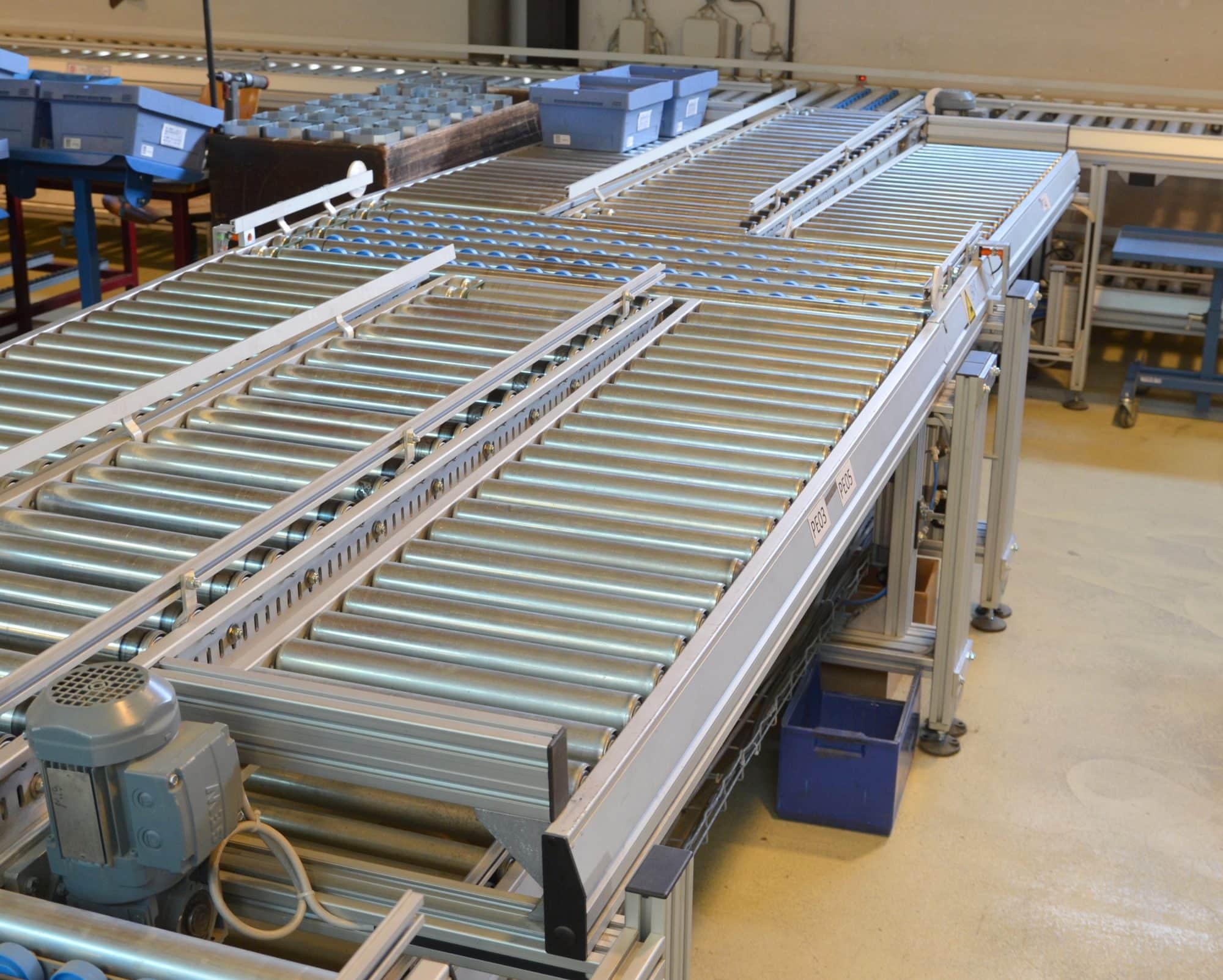 Setup of 2 roller conveyors, next to each other. They are connected, which is perfectly possible thanks to our modular components.