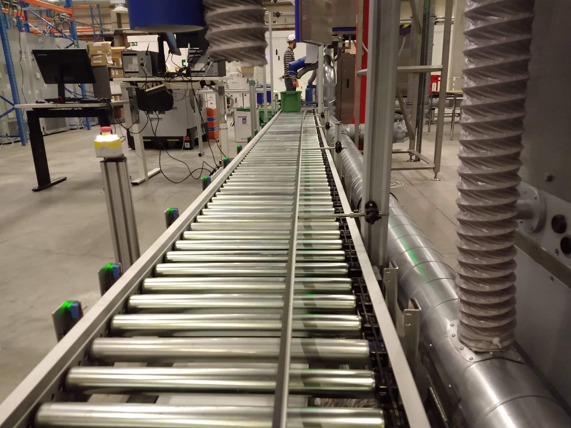 One of our RCB roller conveyor systems in the warehouse of one of our clients.