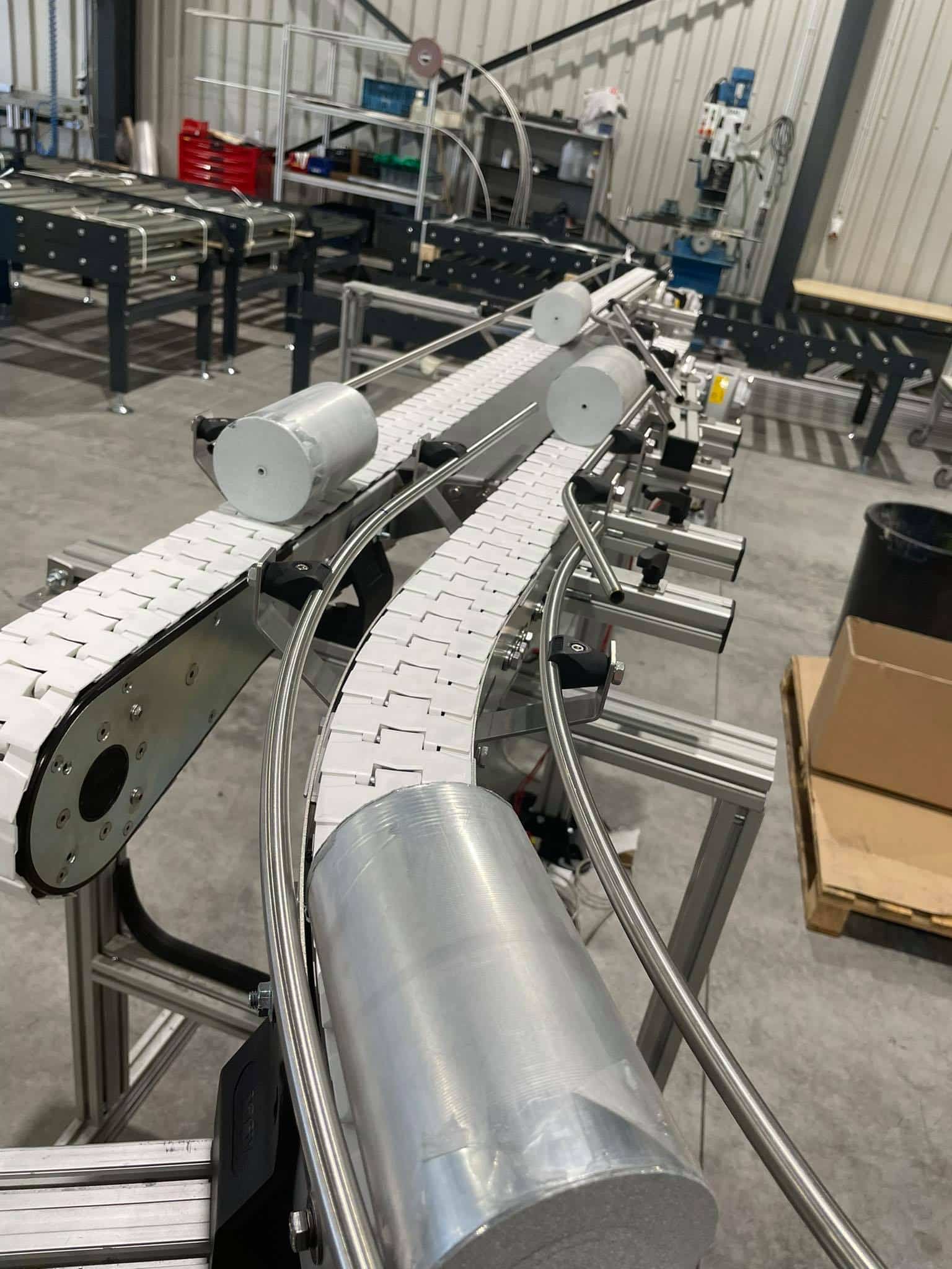 An example of our conveyor belts for manufacturing. This one is located in a factory of Toyota.